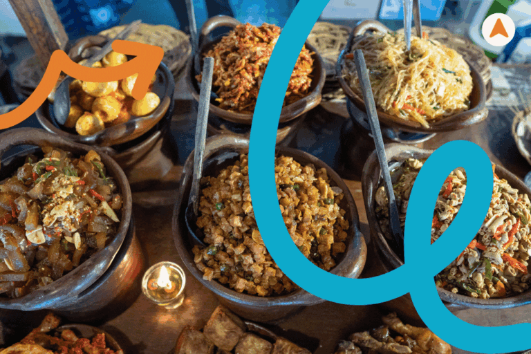 Makan Siang Tradisional di Saung Pinggir Sawah​